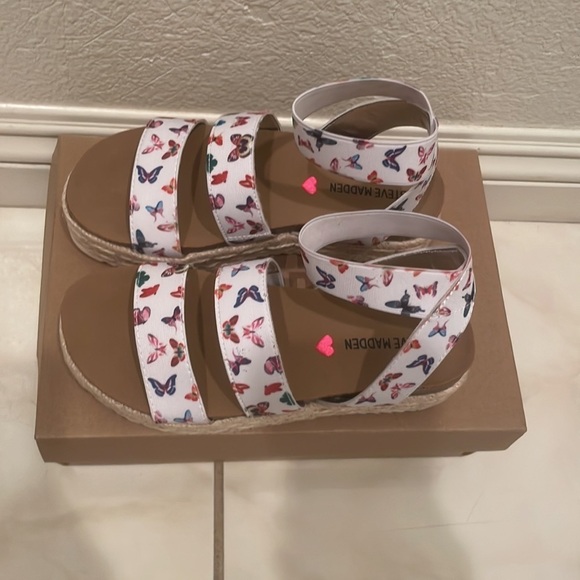 NWT GIRLS SIZE 13 STEVE MADDEN JKIMMIE BUTTERFLY SANDALS - Picture 2 of 11